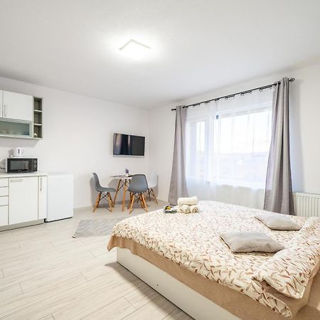 Отель Yvett House Сфынту-Георге Экстерьер фото