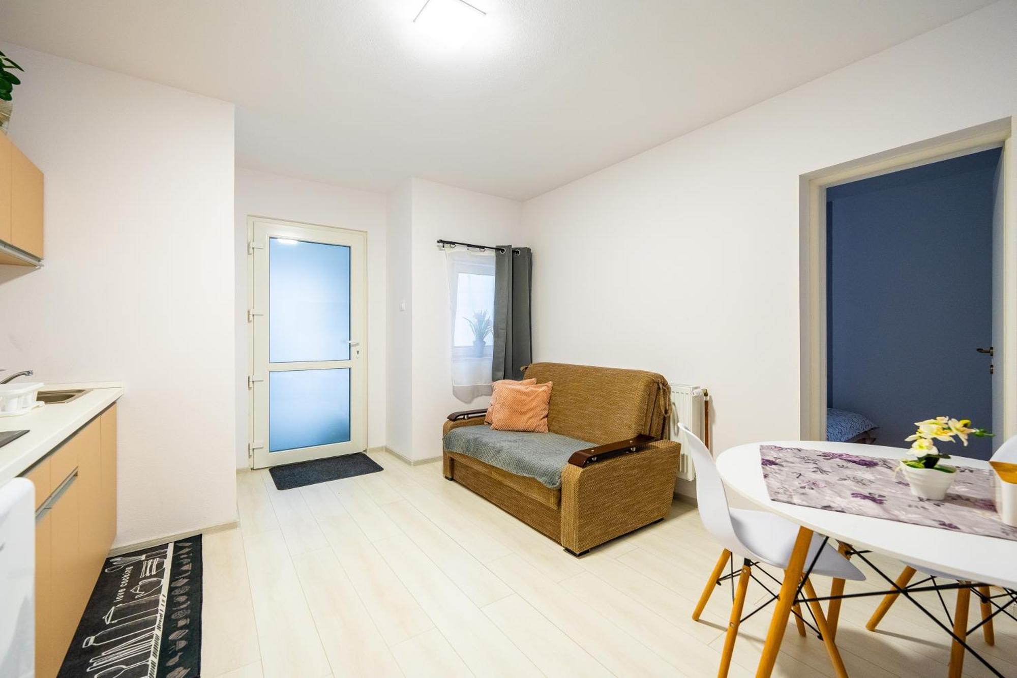 Отель Yvett House Сфынту-Георге Экстерьер фото