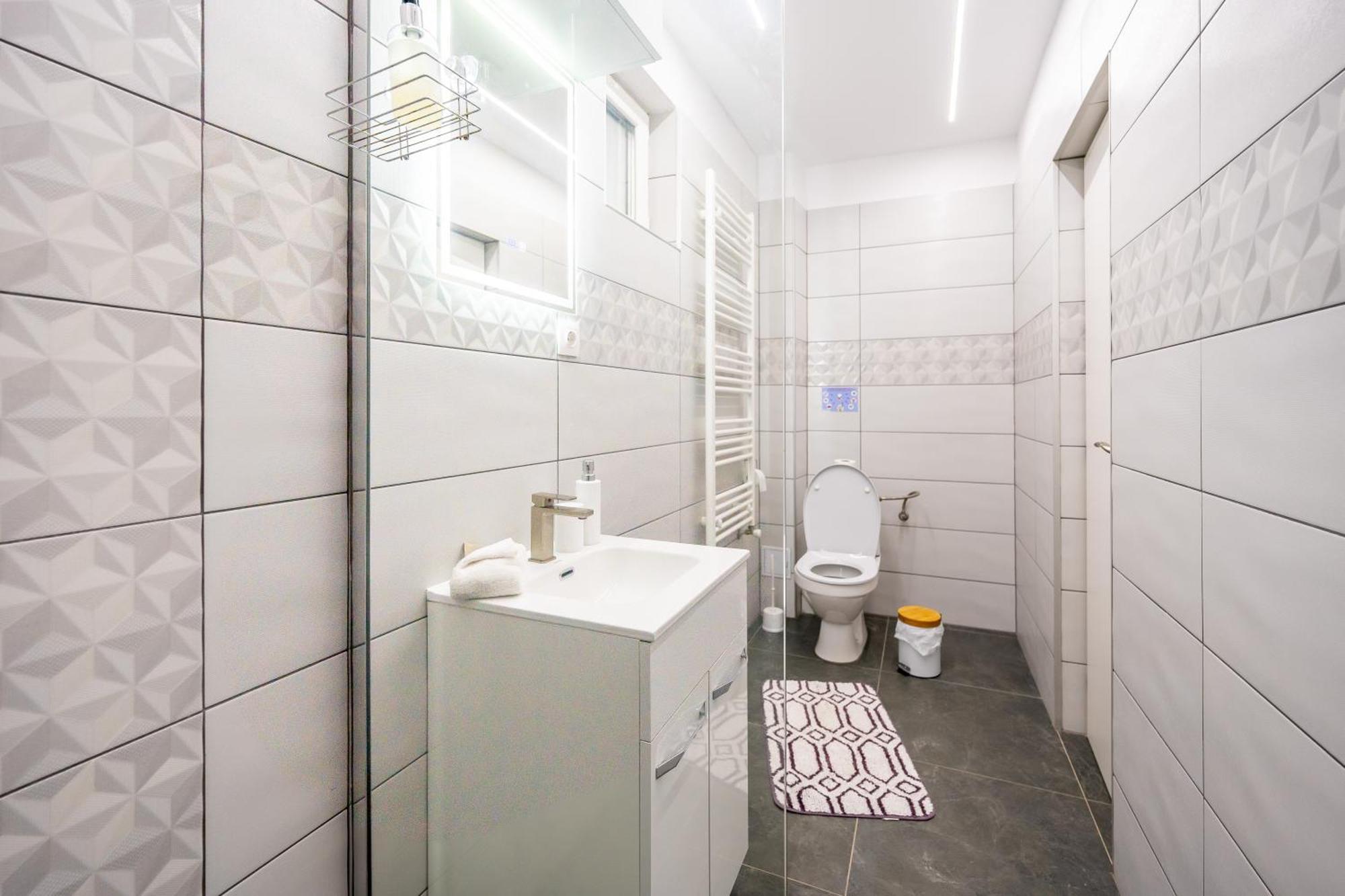 Отель Yvett House Сфынту-Георге Экстерьер фото