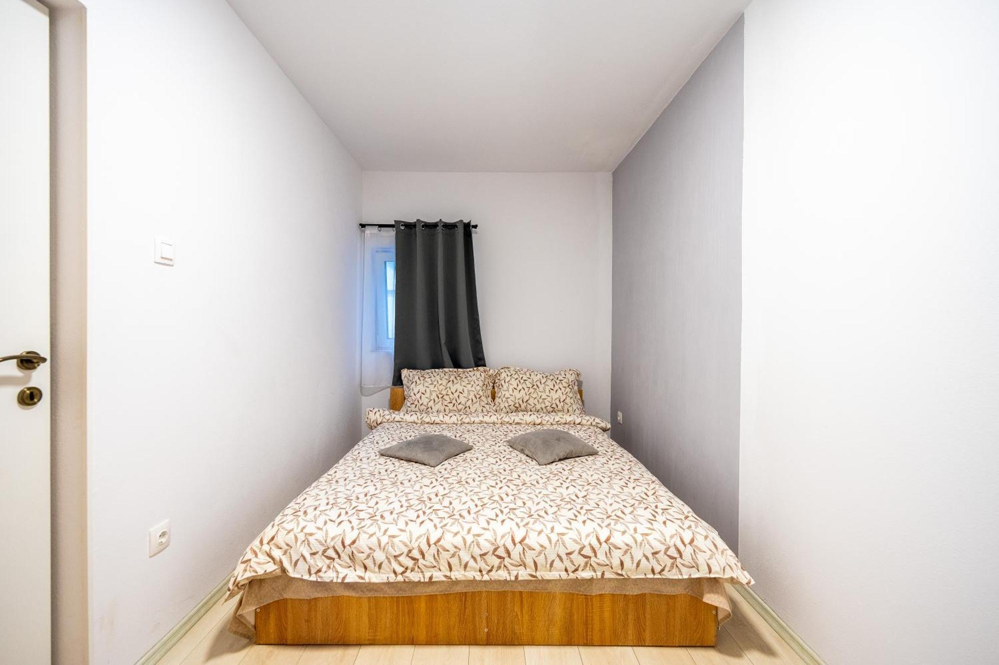 Отель Yvett House Сфынту-Георге Экстерьер фото