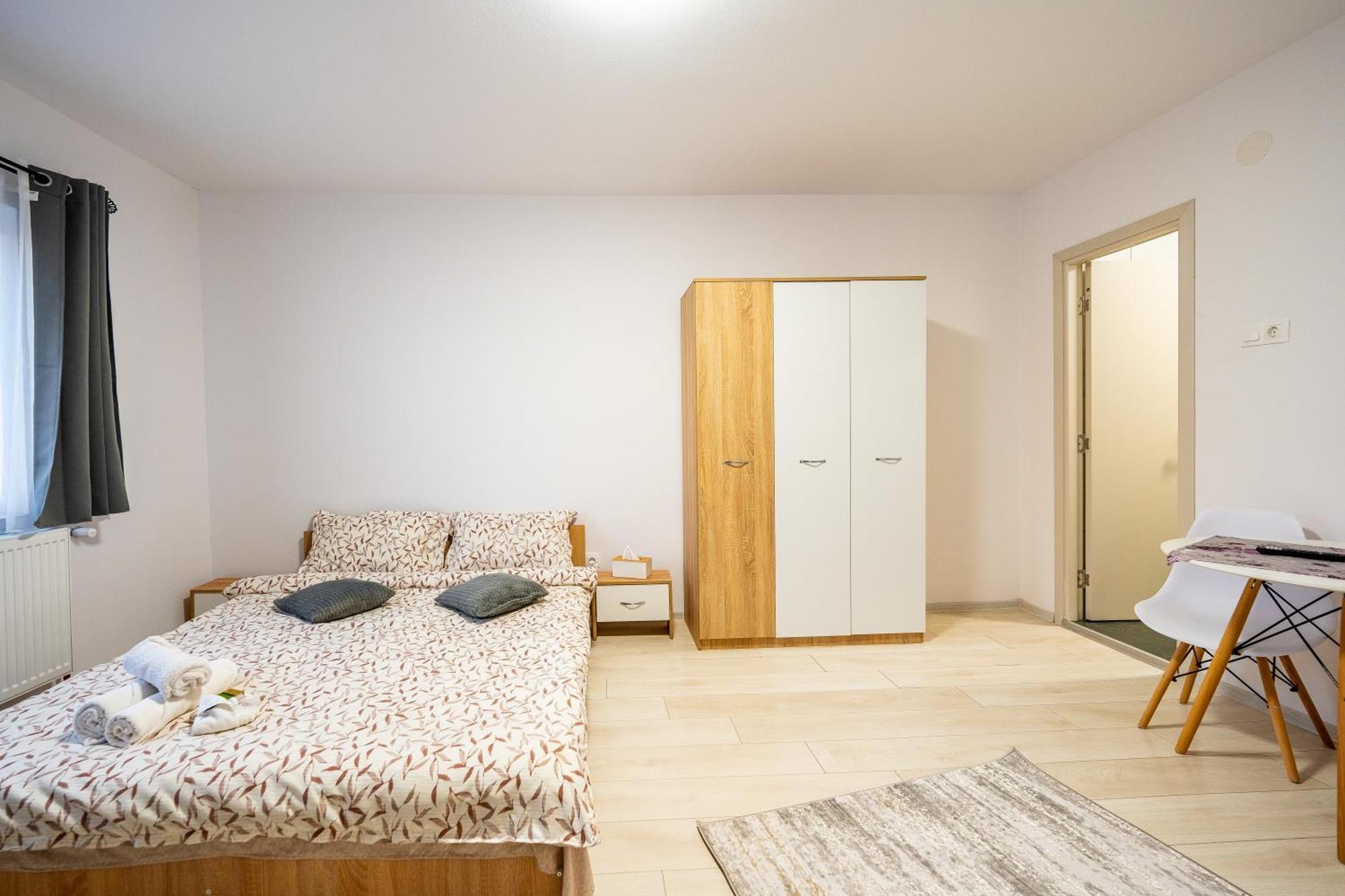 Отель Yvett House Сфынту-Георге Экстерьер фото