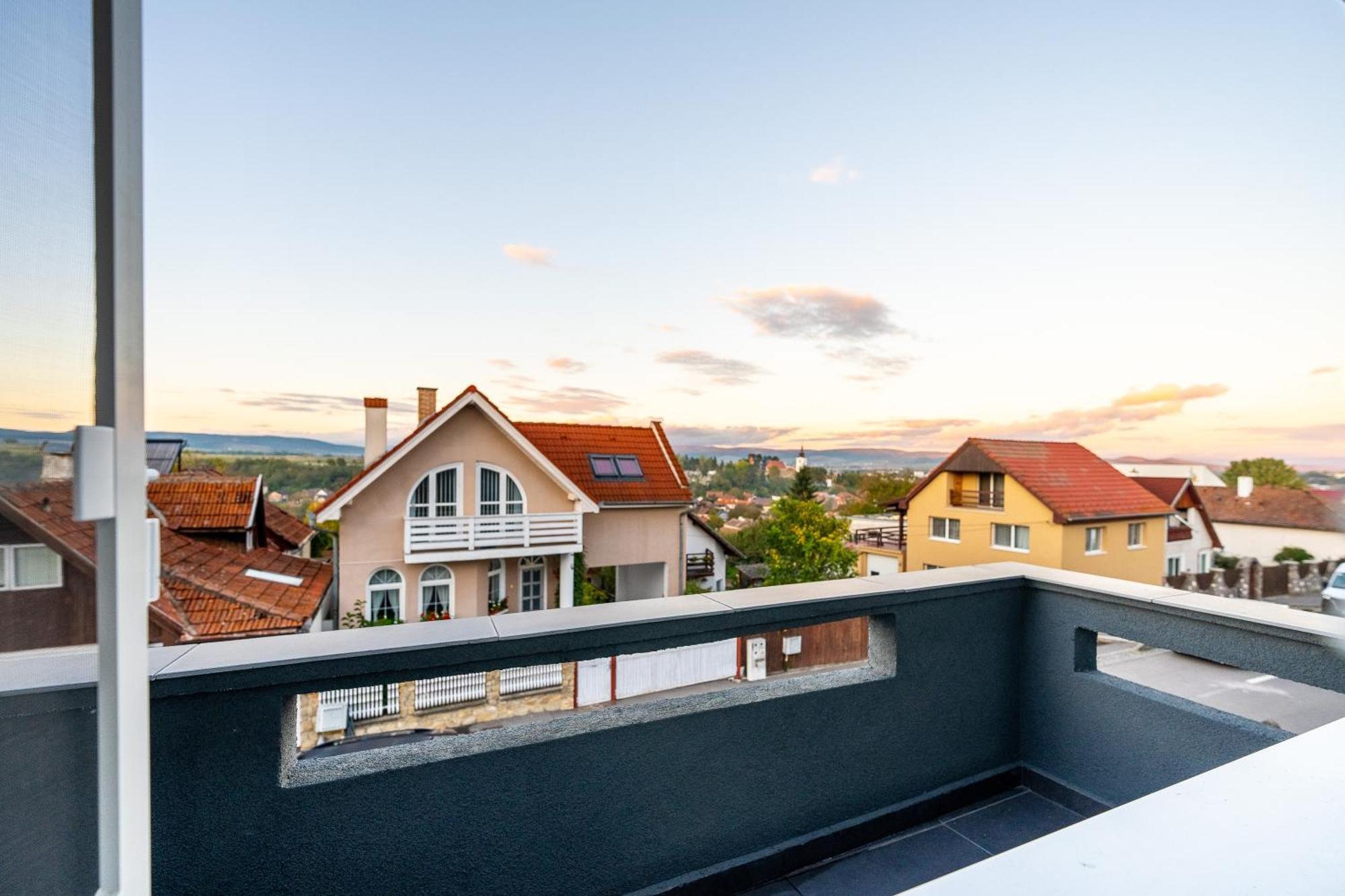 Отель Yvett House Сфынту-Георге Экстерьер фото