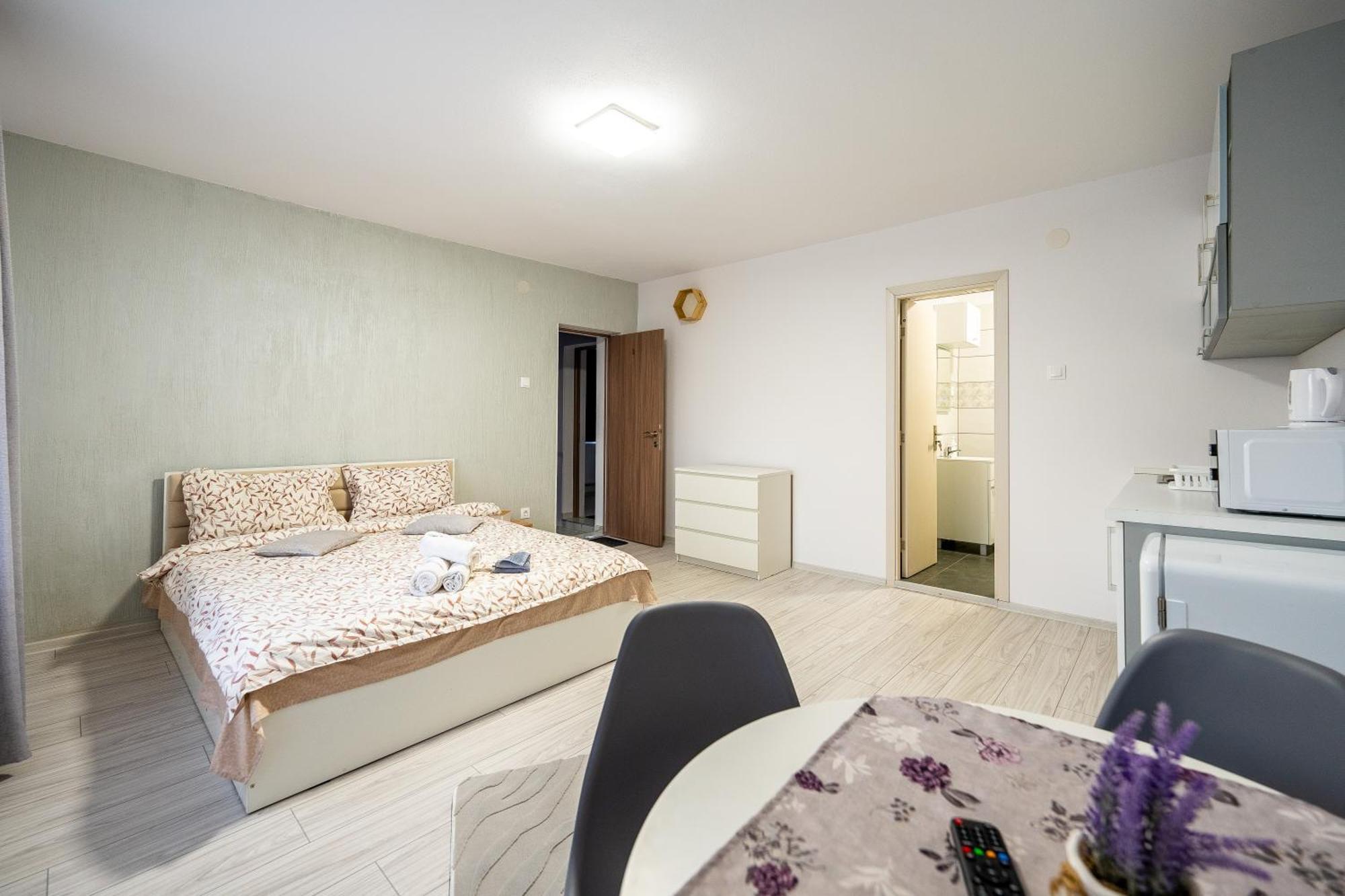 Отель Yvett House Сфынту-Георге Экстерьер фото